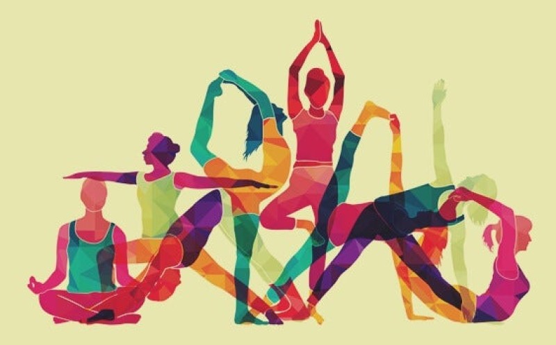 grupo-de-personas-haciendo-yoga
